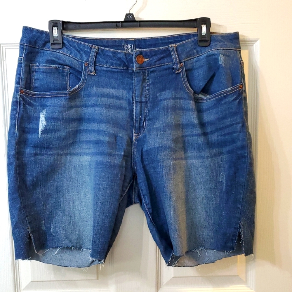 Time N Tru Woman's Blue Distressed Denim Shorts Size 20